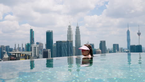 Frau-Genießt-Vom-Infinity-Pool-In-Kuala-Lumpur,-Malaysia-Den-Blick-Auf-Die-Berühmten-Türme