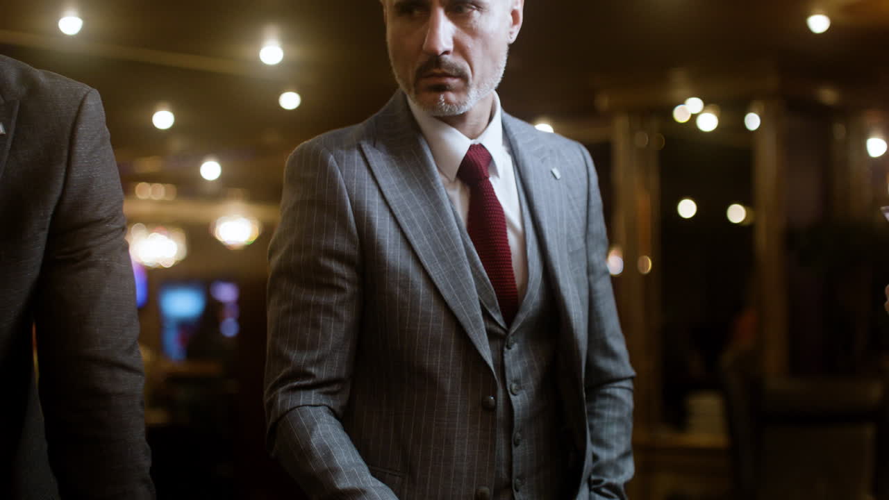 룰렛 게임에서 승리를 축하하는 남자.