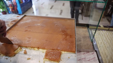 un panadero hace, knefe, un desayuno o postre tradicional libanés