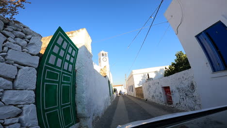 Camino-Estrecho-En-Un-Pequeño-Pueblo-Con-Blanco