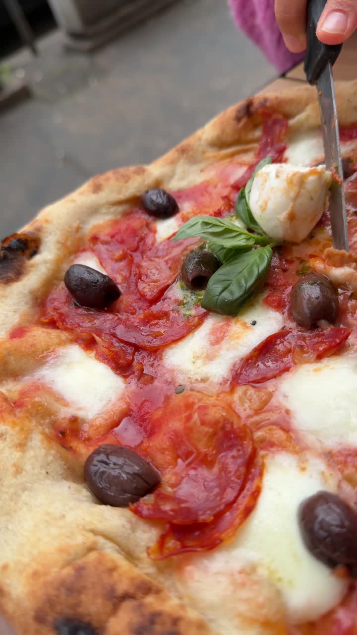Primo piano di deliziose pizze italiane servite e mangiate in un ristorante