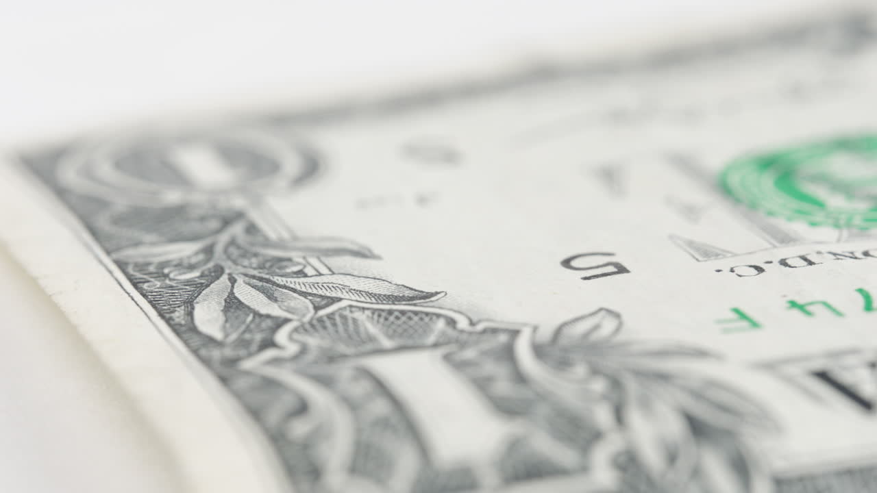 una foto macro de un billete de dólar estadounidense girando lentamente