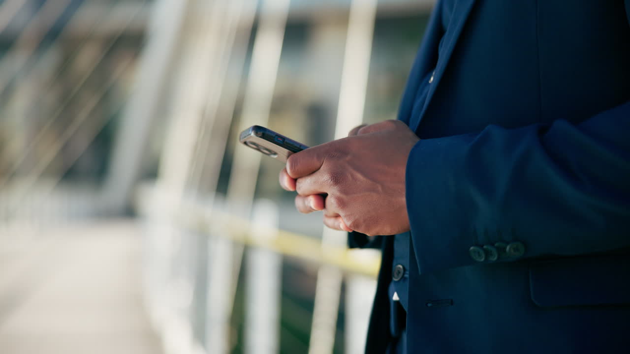 hombre de negocios usando teléfono inteligente al aire libre