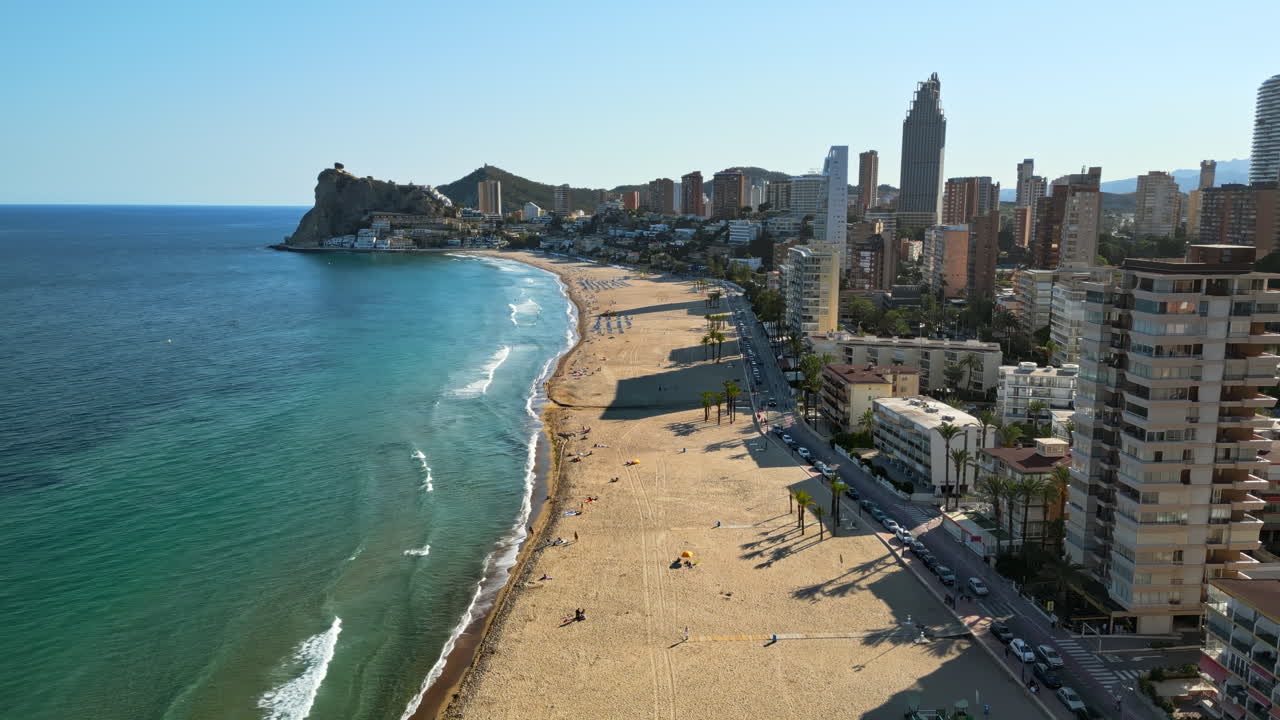 Vista aerea da drone degli edifici lungo la costa e del mare a Benidorm, Spagna, in pieno giorno
