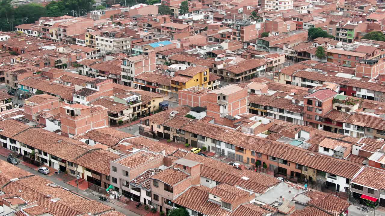 barrios pobres densamente poblados en medellín, colombia, teleobjetivo aéreo hacia adelante
