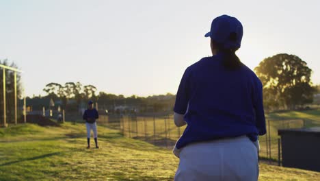 Grupo-Diverso-De-Jugadoras-De-Béisbol-Practicando-En-El-Campo,-Lanzando-Y-Atrapando-Pelotas