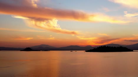 tomada de un avión no tripulado del lago patzcuaro y la isla de tecuena al atardecer