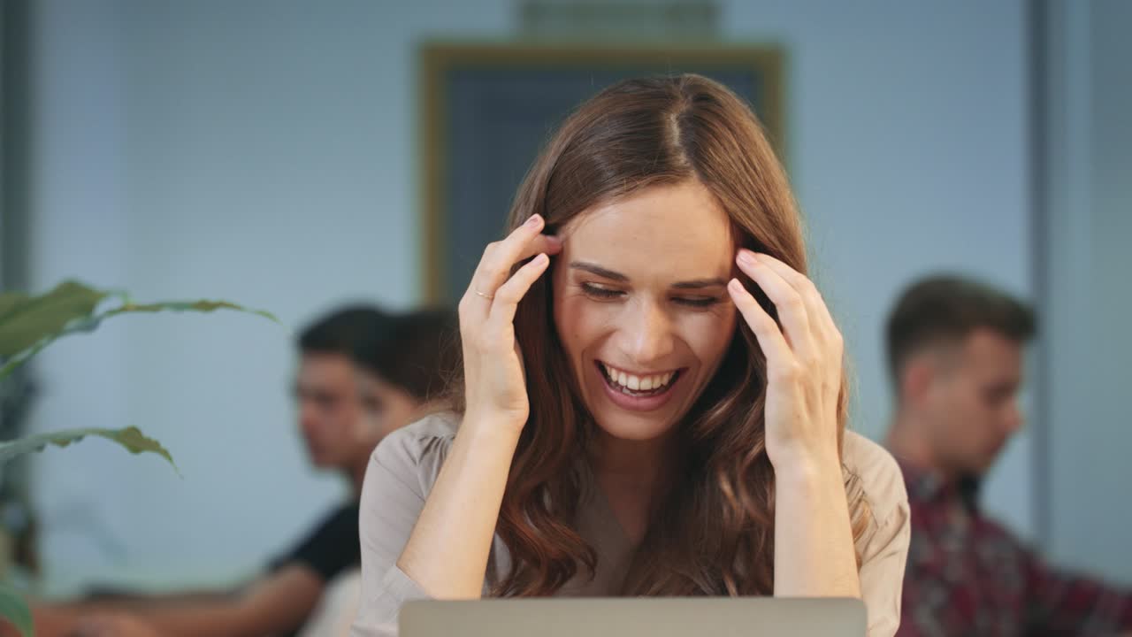 mujer de negocios feliz leyendo buenas noticias en cowoking. profesional disfrutar de los resultados