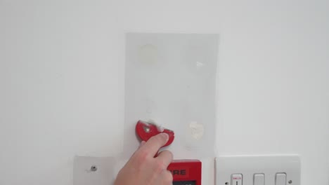 instaladores profesionales de vinilo que preparan una pared para colocar adhesivos eliminando escombros e imperfecciones en la pared