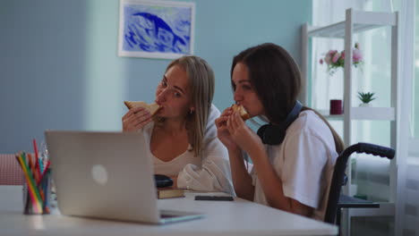 Frauen-Genießen-Frische-Sandwiches-Und-Schauen-Sich-Dramafilme-Auf-Dem-Laptop-An