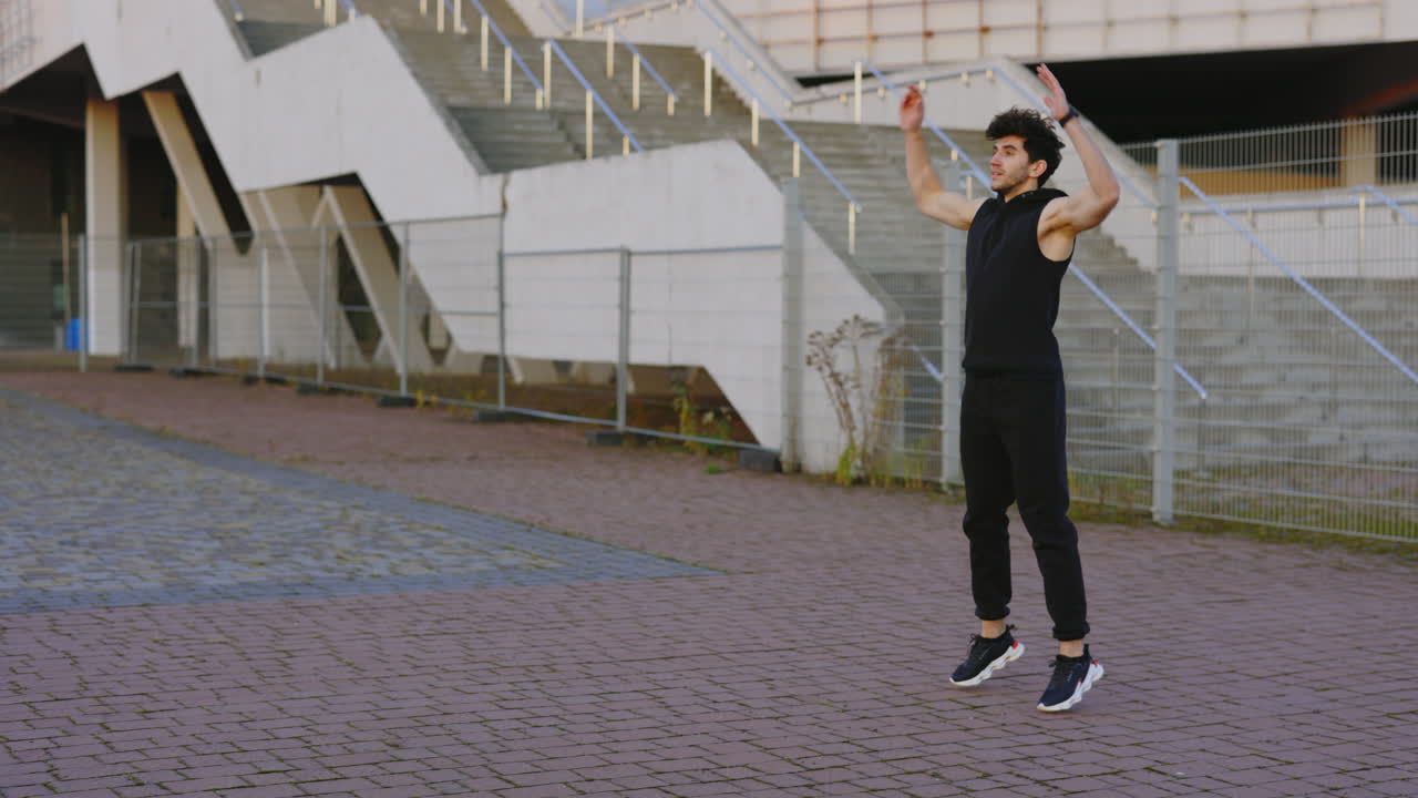 hombre realizando saltos al aire libre