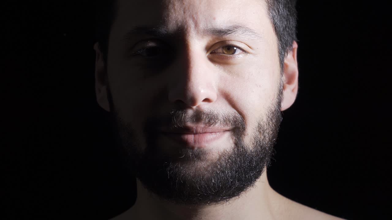 hombre deprimido sobre fondo negro.