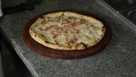 Der-Prozess-Des-Pizzakochens-In-Einem-Restaurant