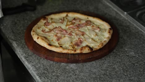 el proceso de cocinar pizza en un restaurante