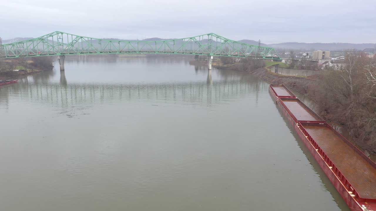 바지선과 오하이오 강 공중 4k
