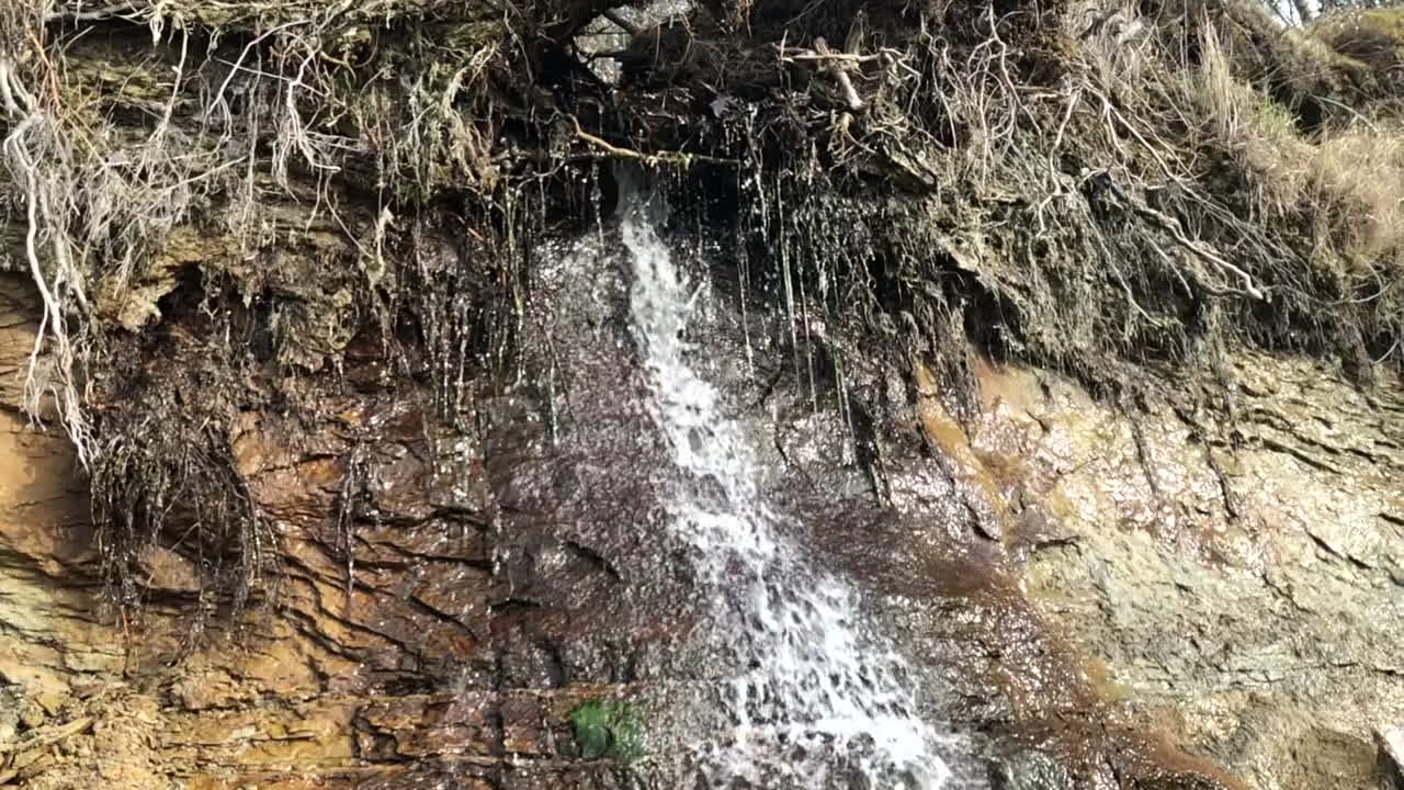 corriente de flujo de agua en cámara lenta en escudo báltico estonia
