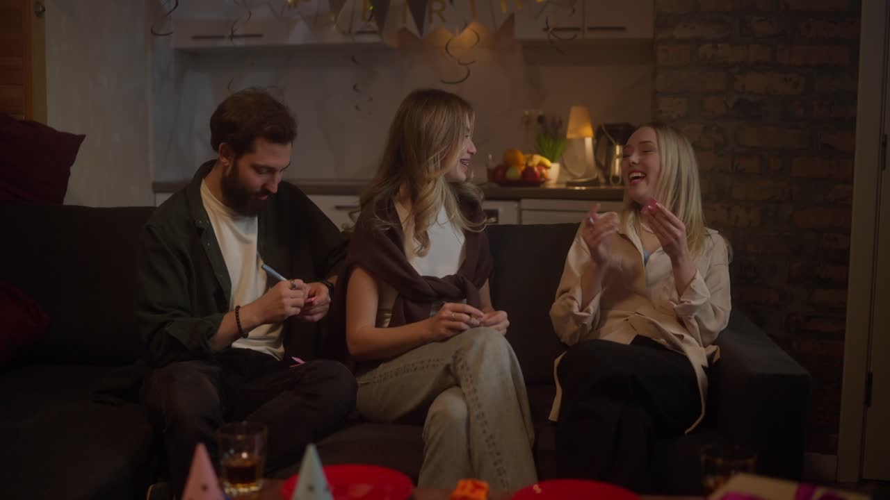 친구들이 집에서 생일을 축하하고 있습니다.