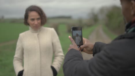 Frau-Posiert-Für-Ein-Foto