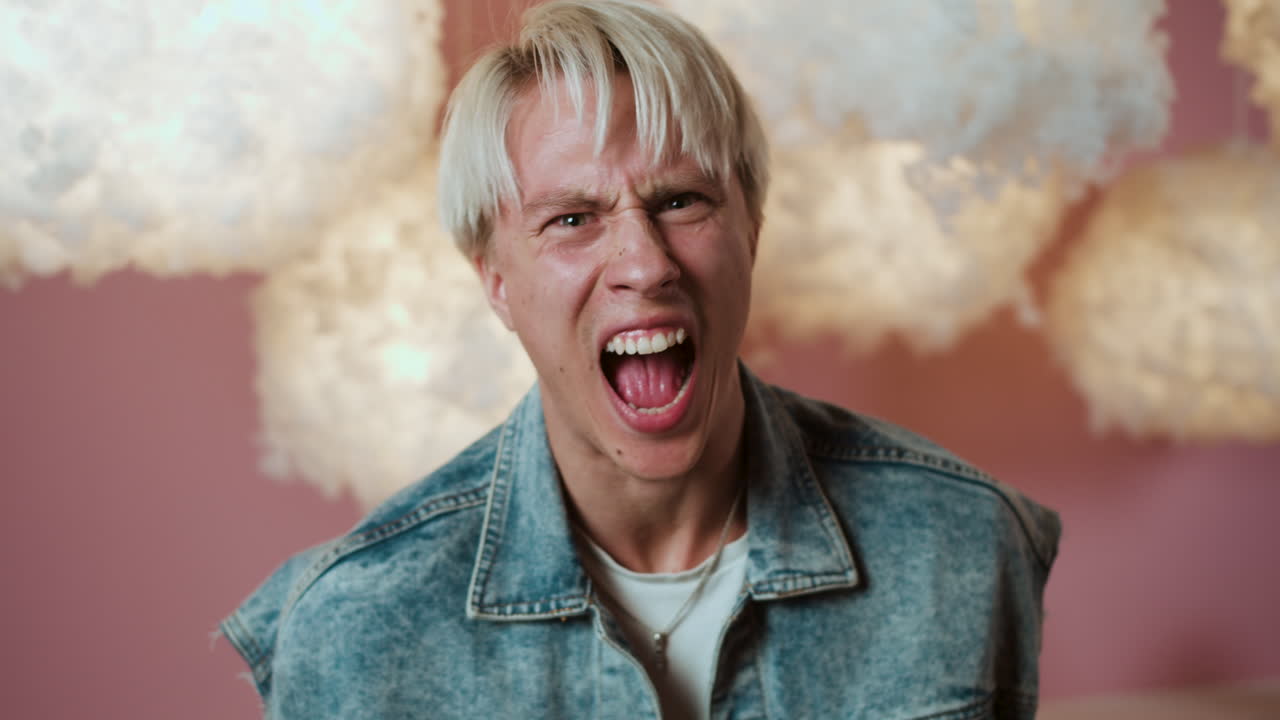 집에 있는 화가 난 금발 남자