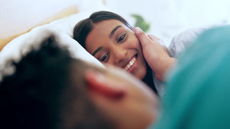 Personas-Juntas-En-La-Cama,-Charlas-De-Almohadas