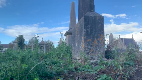 tiempo de lapso de cementerio viejo; cementerio, lápidas, tumbas