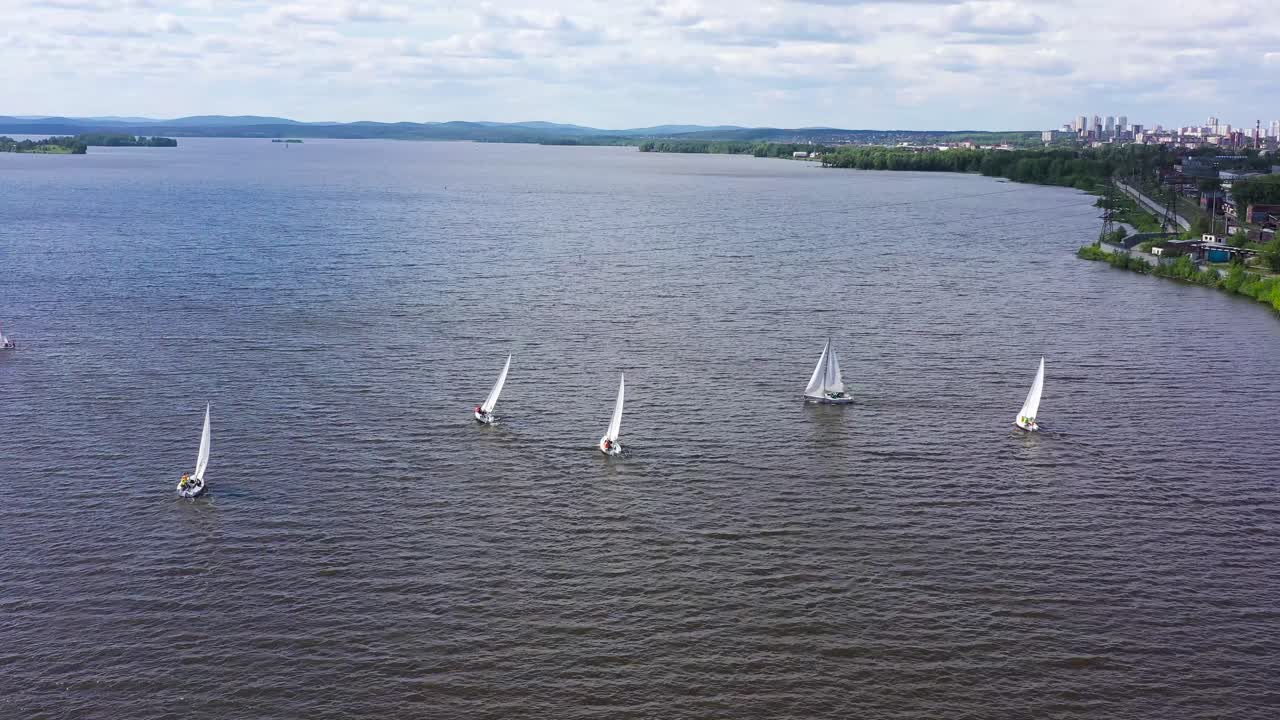 competición de vela en un lago