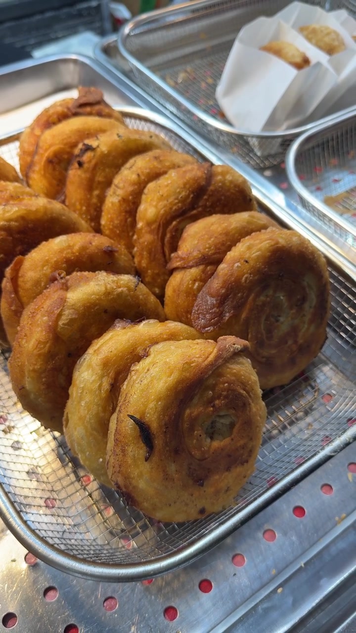 Stuzzichini salati appena fritti in un cestino di metallo
