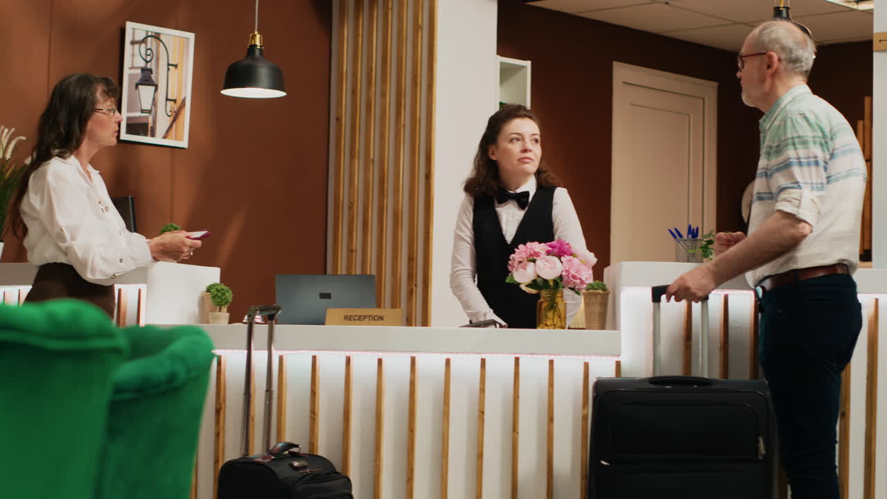 пенсионеры получают доступ к комнате.