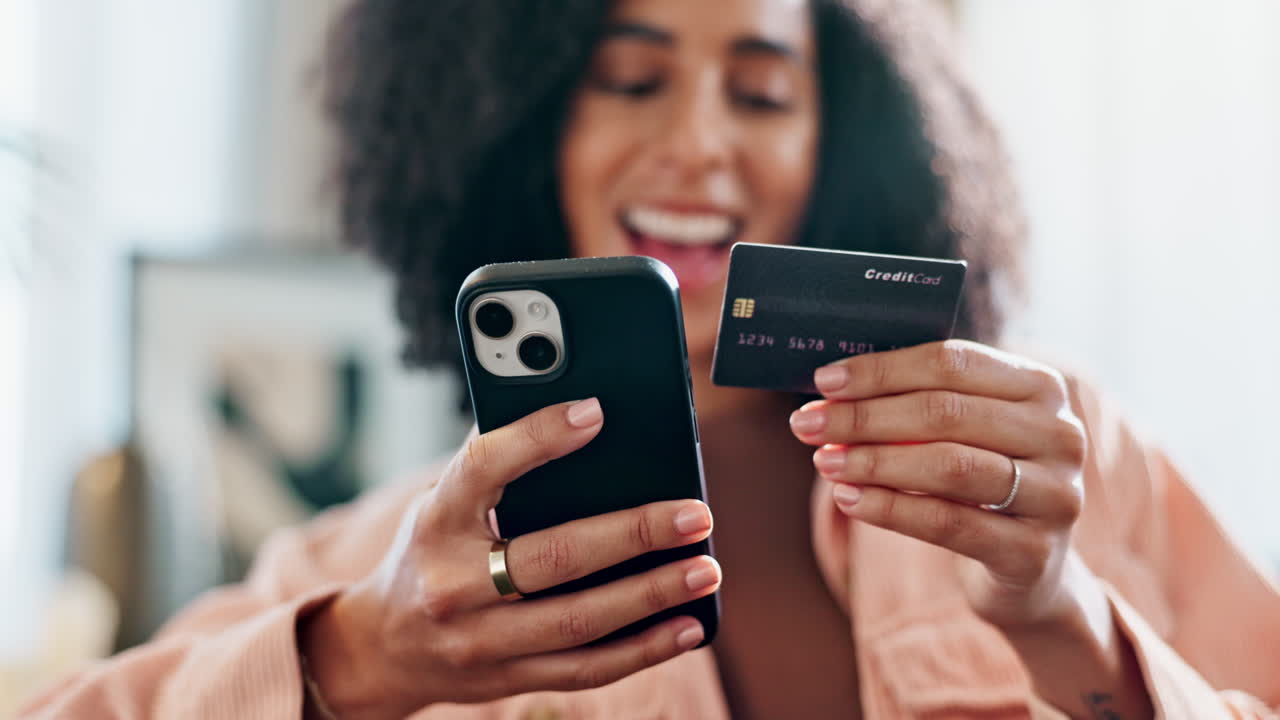 mujer que utiliza teléfono y tarjeta de crédito para comprar en línea