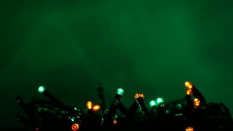brillantes rayos de luz de colores de fondo verde
