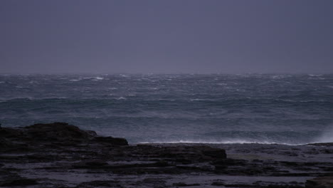 Océano-Ventoso-Con-Grandes-Oleajes-Y-Olas-Acercándose-A-La-Costa-En-Cámara-Lenta-Durante-Una-Tormenta