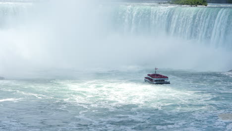 ferry turístico acercándose a los rápidos de las cataratas del niágara