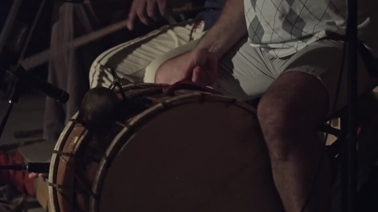 Bir halk müziği festivalinde davul çalan adam.