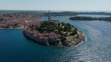 Vista-Aérea-Del-Monumento-Croata,-El-Casco-Antiguo-De-Rovinj-Y-La-Catedral-De-San