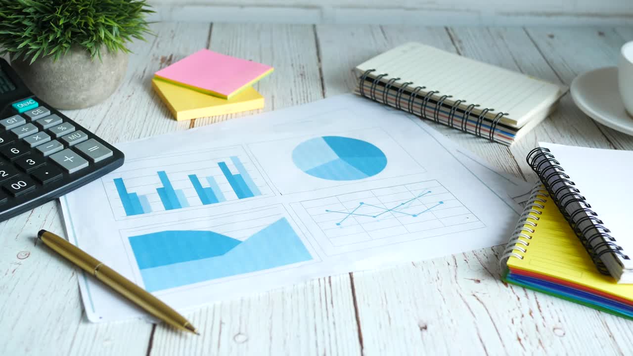escritorio de negocios con gráficos, gráficos y suministros de oficina