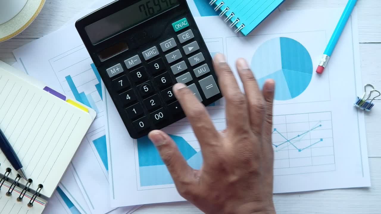 análisis de negocios con calculadora y gráficos