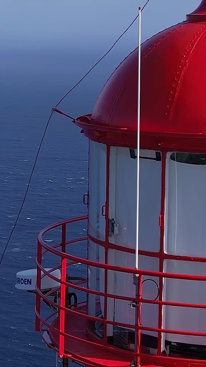 Utforska den röda fyren med utsikt över havet i Madeira, Portugal