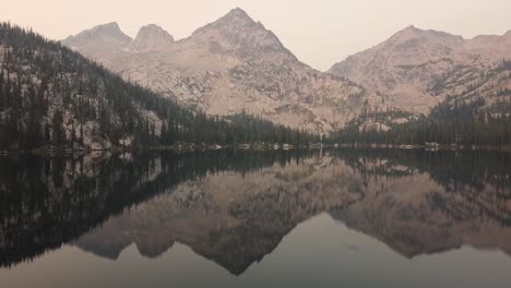 una reveladora toma en movimiento del lago toxaway y la vista de las montañas