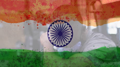 composición de un hombre con una máscara sobre la bandera de la india