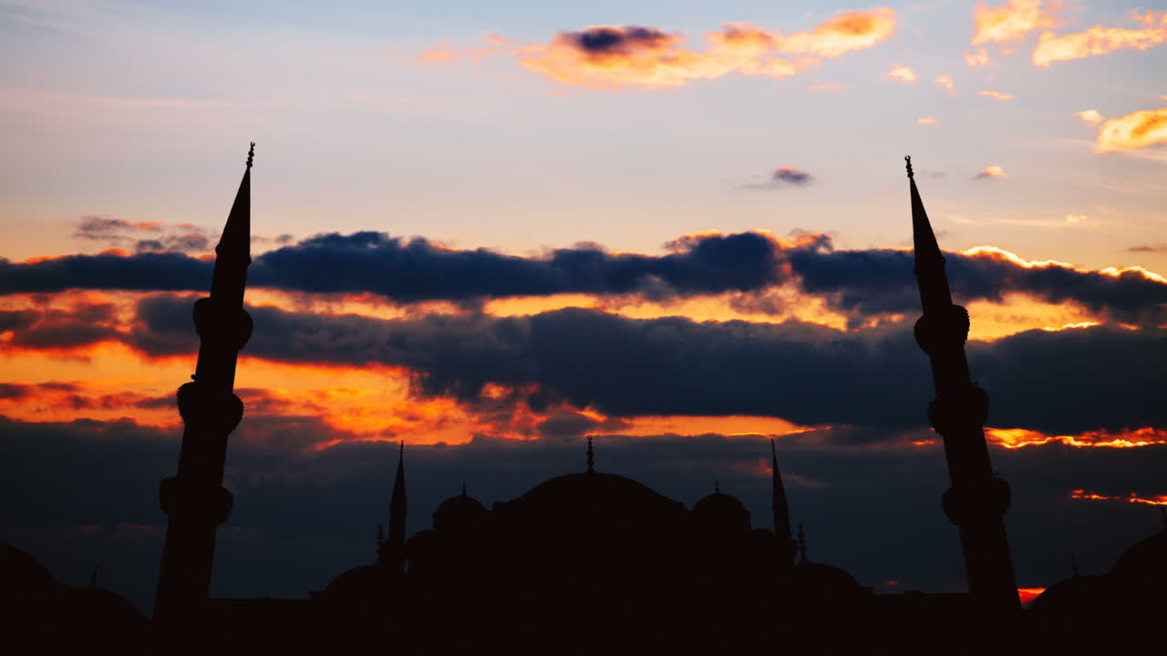 Silhouette di una moschea al tramonto