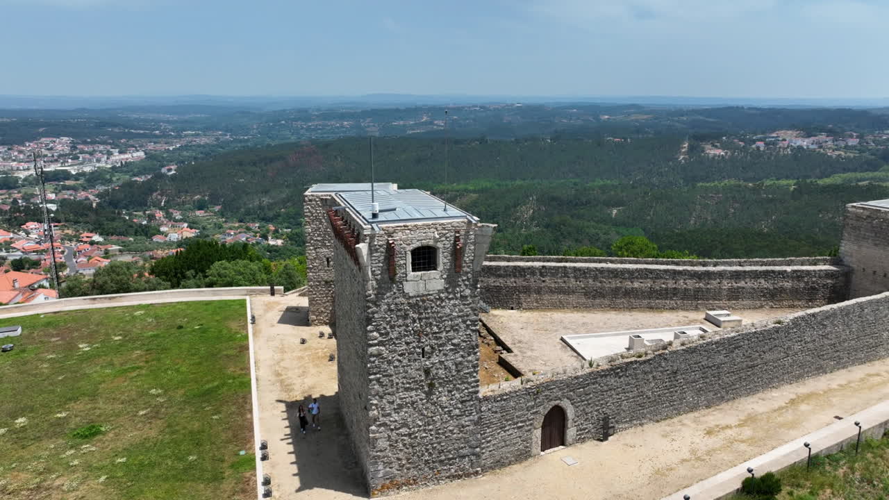 Volo di drone verso il castello in cima alla collina di Ourém, giornata calda e soleggiata in Portogallo.