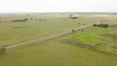 Una-Toma-Aérea-De-Una-Carretera-Que-Corre-En-El-Barrio-Rural