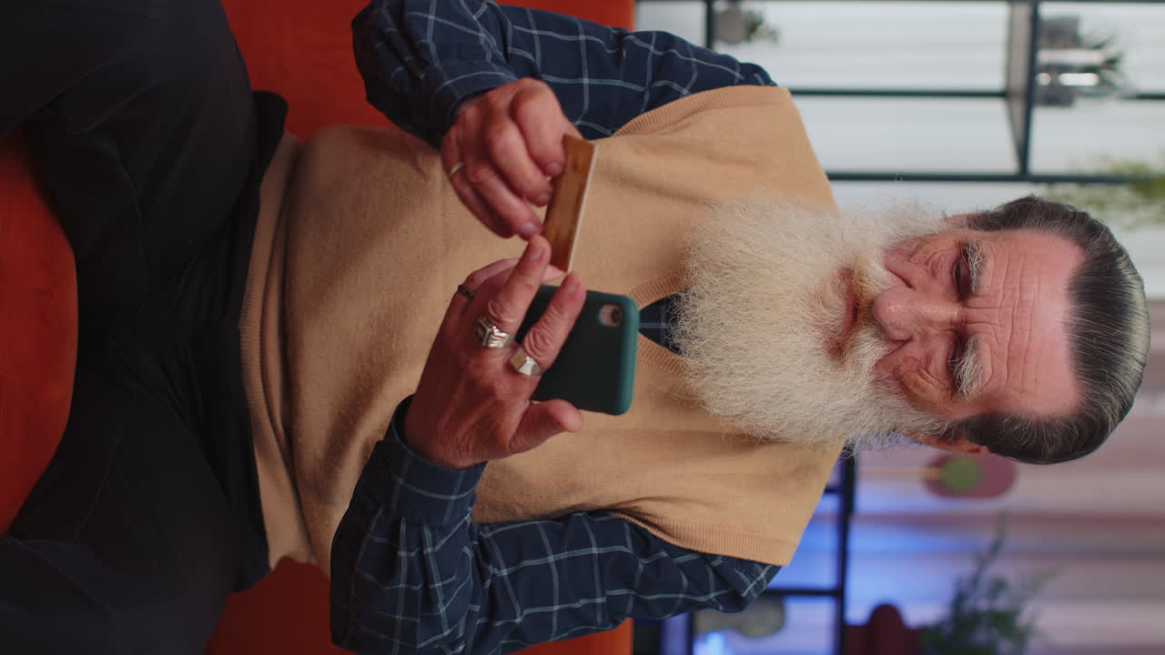 행복한 쇼핑 중독자 노인 할아버지 남자가 신용카드로 온라인 결제를 하고, 구매, 주문