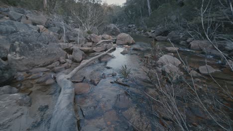 Drone-Sentado-En-La-Arena-Cerca-Del-Lago-En-El-Parque-Nacional-Jellybean-Pool-Western-Sydney,-Australia