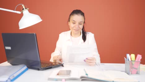 La-Mujer-Que-Revisó-Y-Firmó-El-Papeleo-Está-Feliz-Y-Satisfecha.