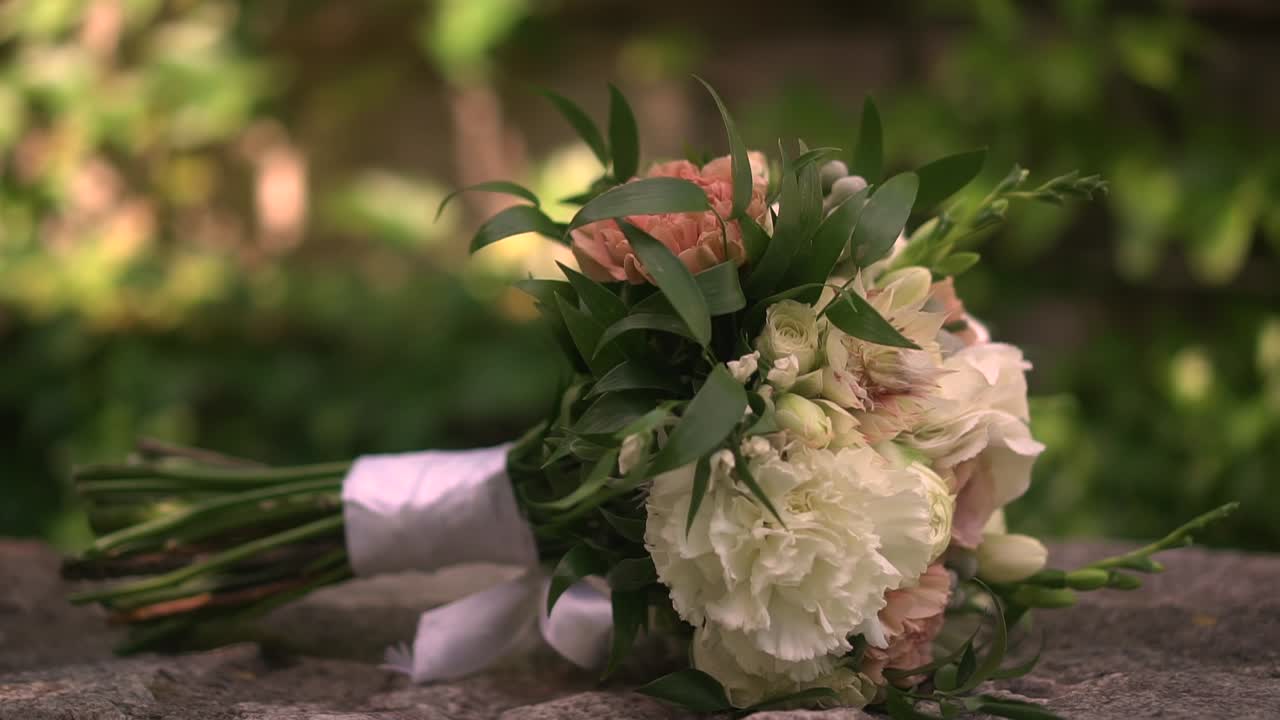 el ramo de bodas se encuentra en las piedras.