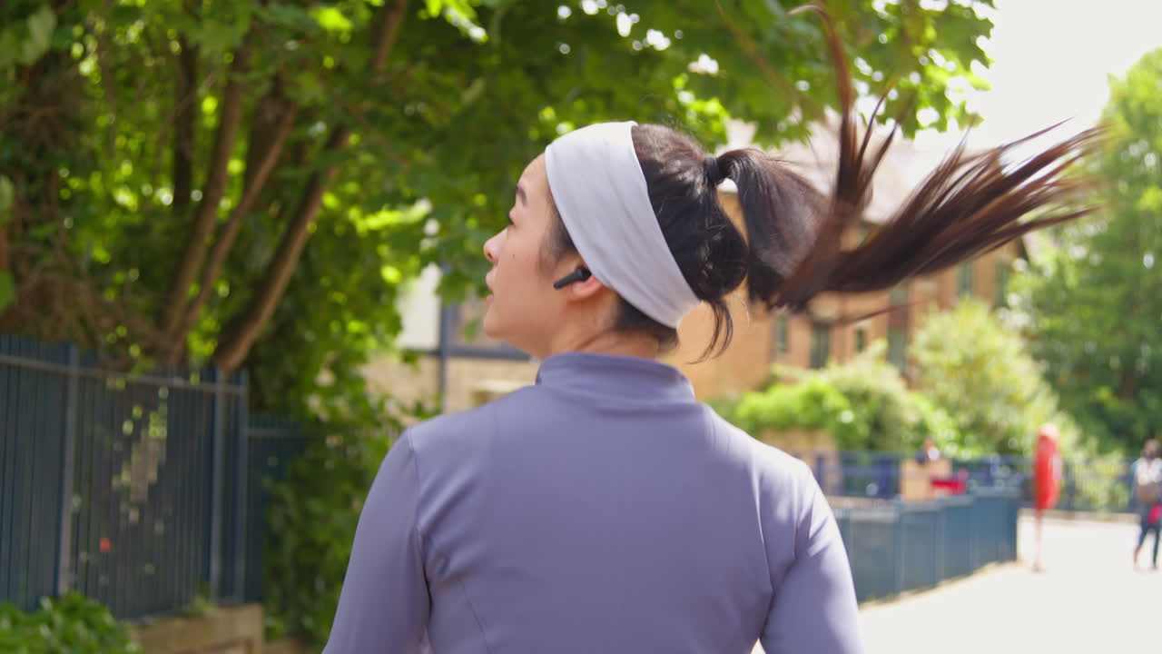 mujer corriendo por la ciudad