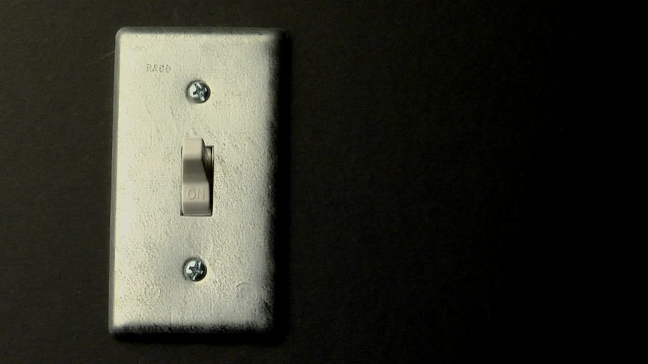 un interruptor de luz se encuentra en la posición de encendido