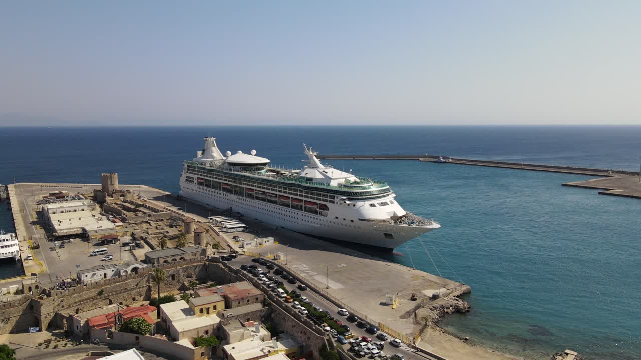 콜로나 항구 에 있는 대형 크루즈 선박 을 도는 공중  ⁇ 도 로데스, 그리스,  ⁇ 빛