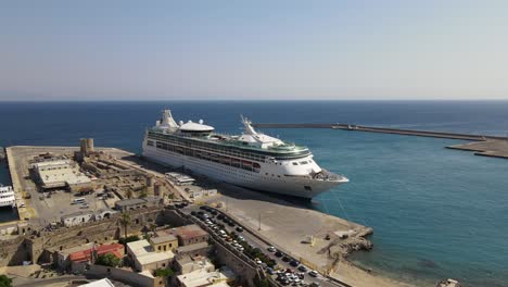 órbita-Aérea-Alrededor-De-Un-Gran-Crucero-En-El-Puerto-De-Kolona,-Rodas,-Grecia,-Soleado